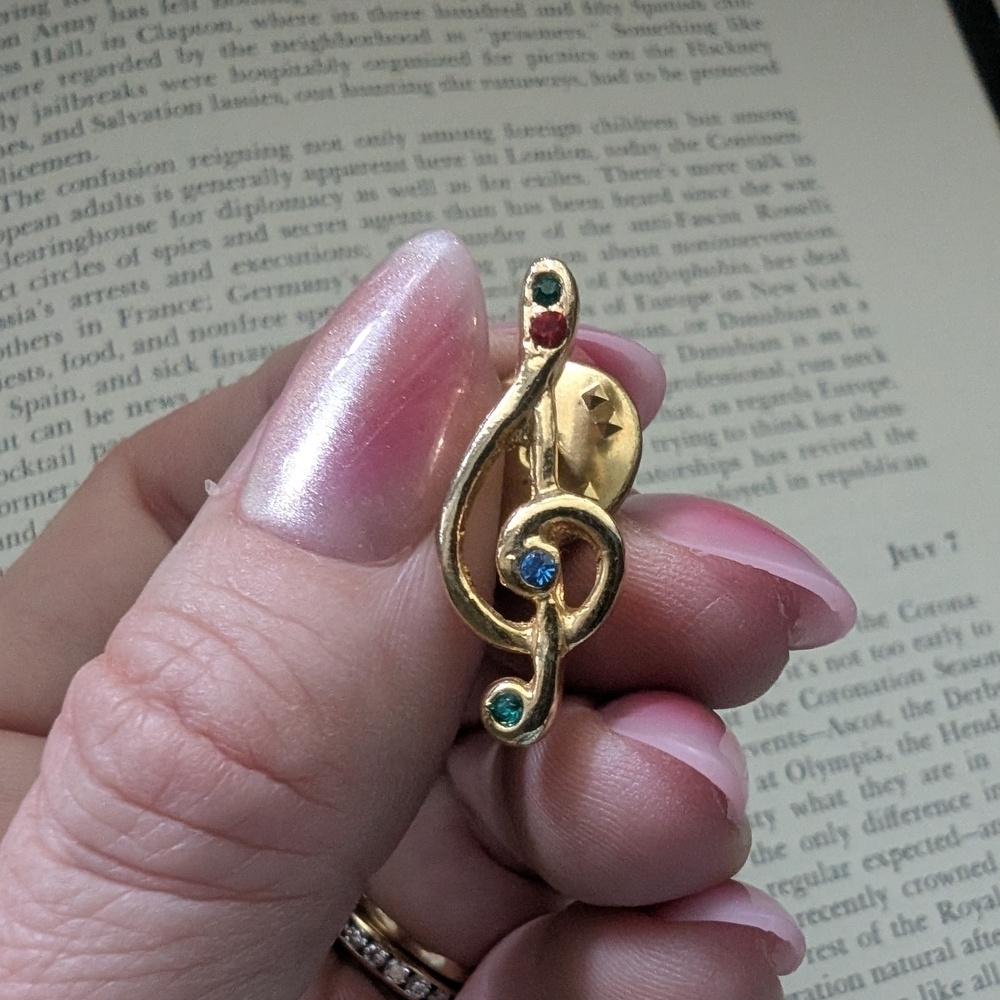Elegant Gold Treble Clef Brooch with Gem Accents